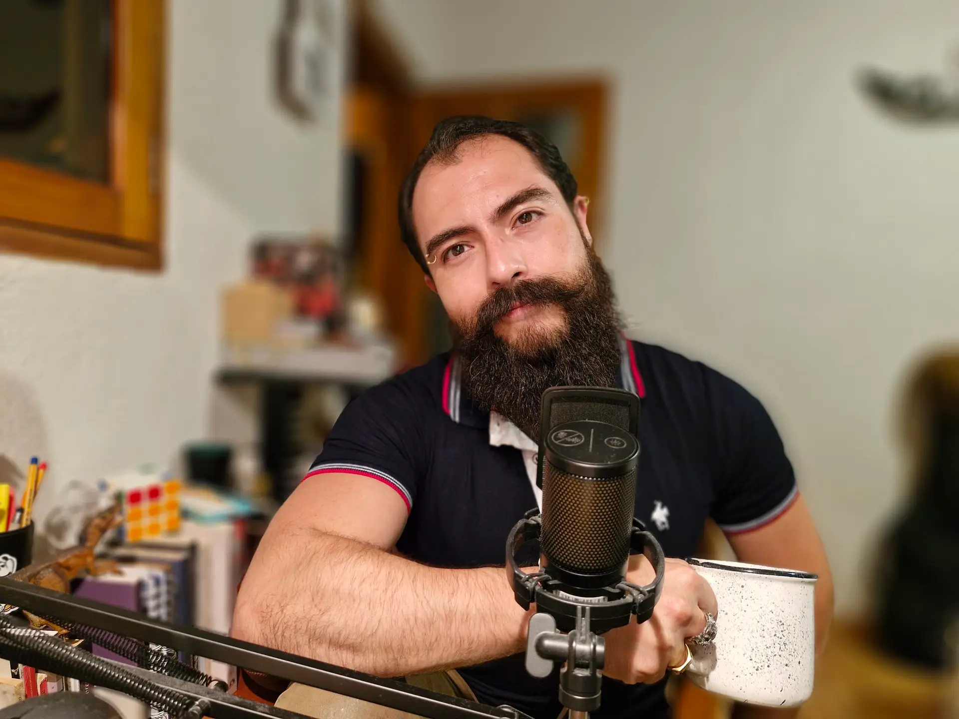 Psicoanalista Javier en su estudio, detrás del microfono